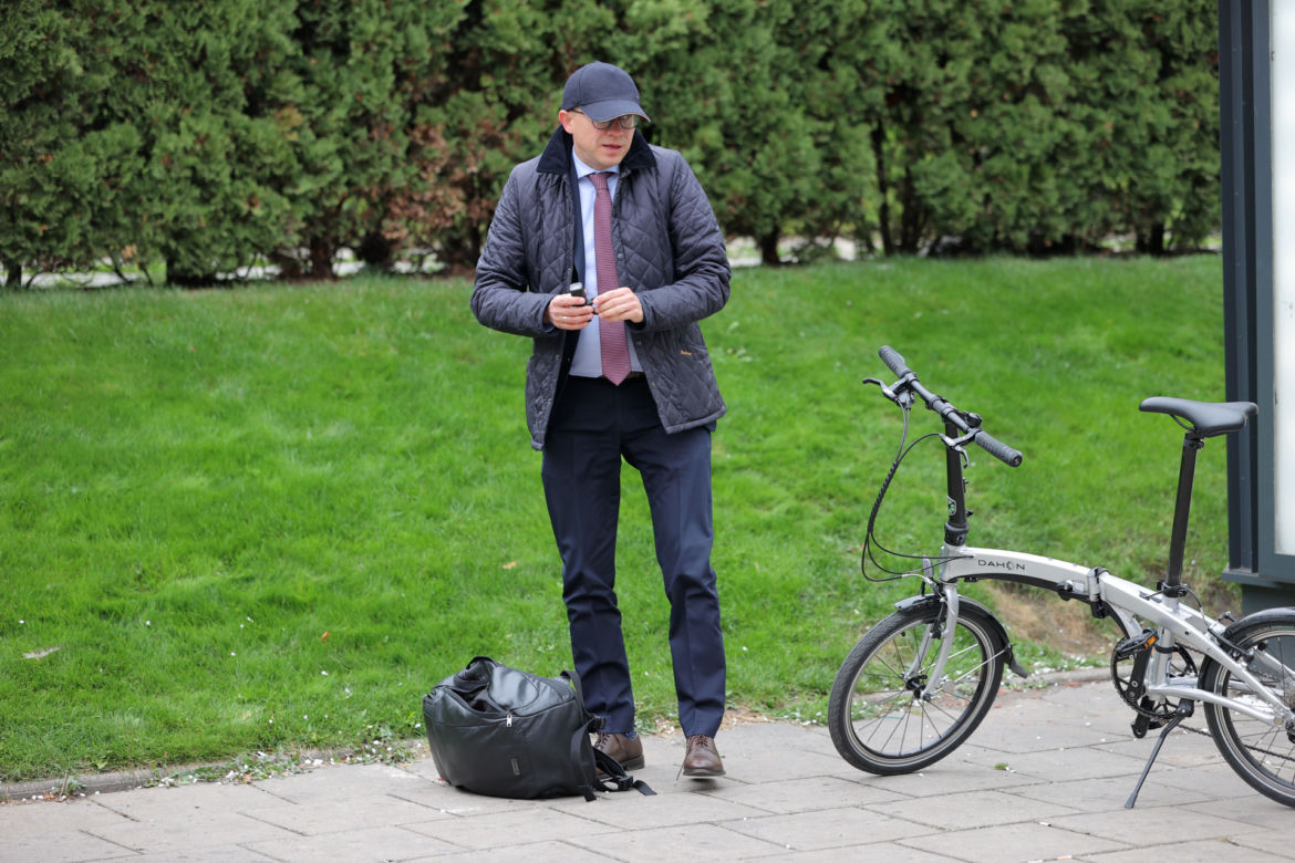 Minister Artur Soboń pędzi na składaku 