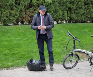 Minister pędzi na składaku 