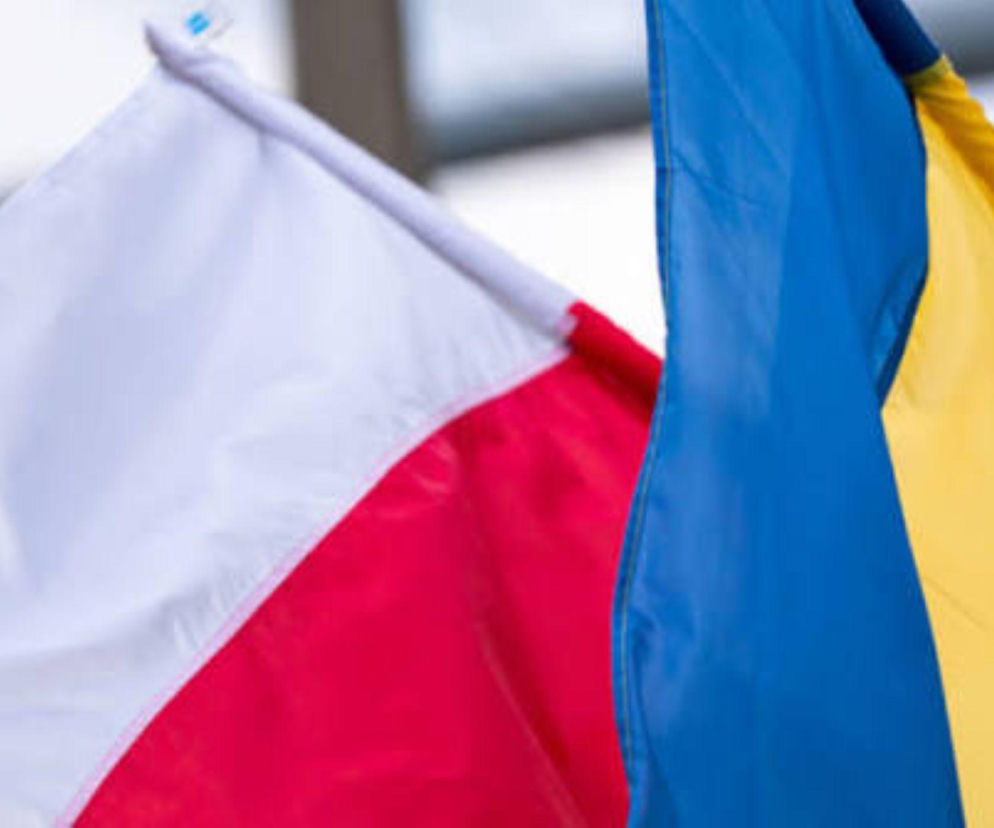 Flagi Polski i Ukrainy obok siebie. O problemach z transportem pomocy humanitarnej przeczytasz na SE Superbiz.