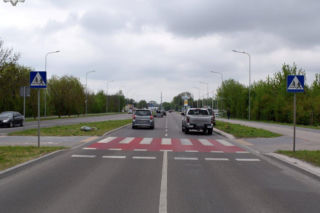 Dziewczynka potrącona przez auto na przejeździe dla rowerów. 85-latek nie zdążył zareagować