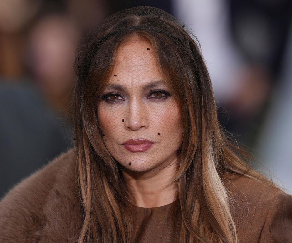 Jennifer Lopez w brązowej kreacji i woalce na twarzy podczas pokazu mody. O jej irytacji w Paryżu przeczytasz na Eska.