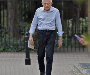 Premier Jerzy Buzek chłodzi się piwkiem