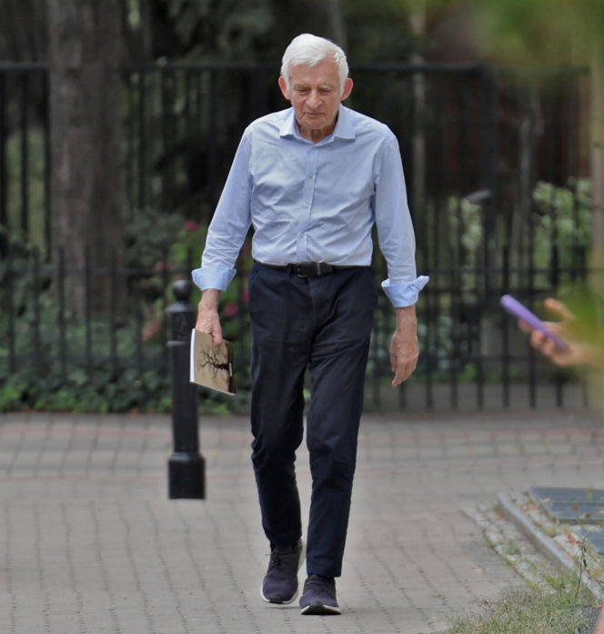 Premier Jerzy Buzek chłodzi się piwkiem