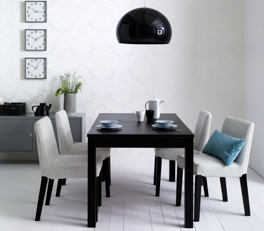 Elegancka jadalnia z dodatkami w kolorze czarnym