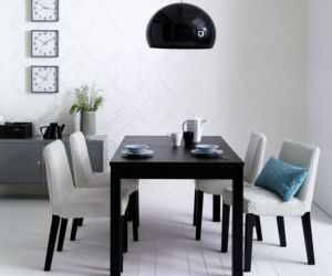 Elegancka jadalnia z dodatkami w kolorze czarnym