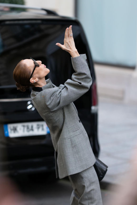 Céline Dion w luksusowym garniturze posyła uśmiechy fanom