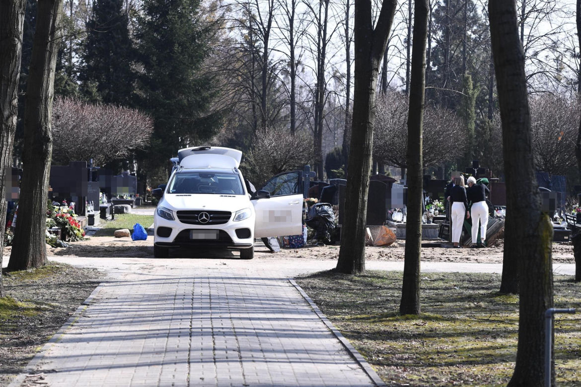 Pogrzeb Lizy. Kobiety niosły białą trumnę. Przejmująca ceremonia w Warszawie