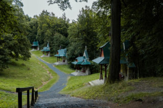 13 kapliczek, wszystkie podobne, ale każda inna. Ponad wiek temu zaprojektował je poeta drewna