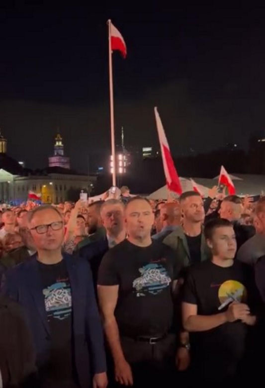 Karol Nawrocki śpiewa (nie)zakazane piosenki