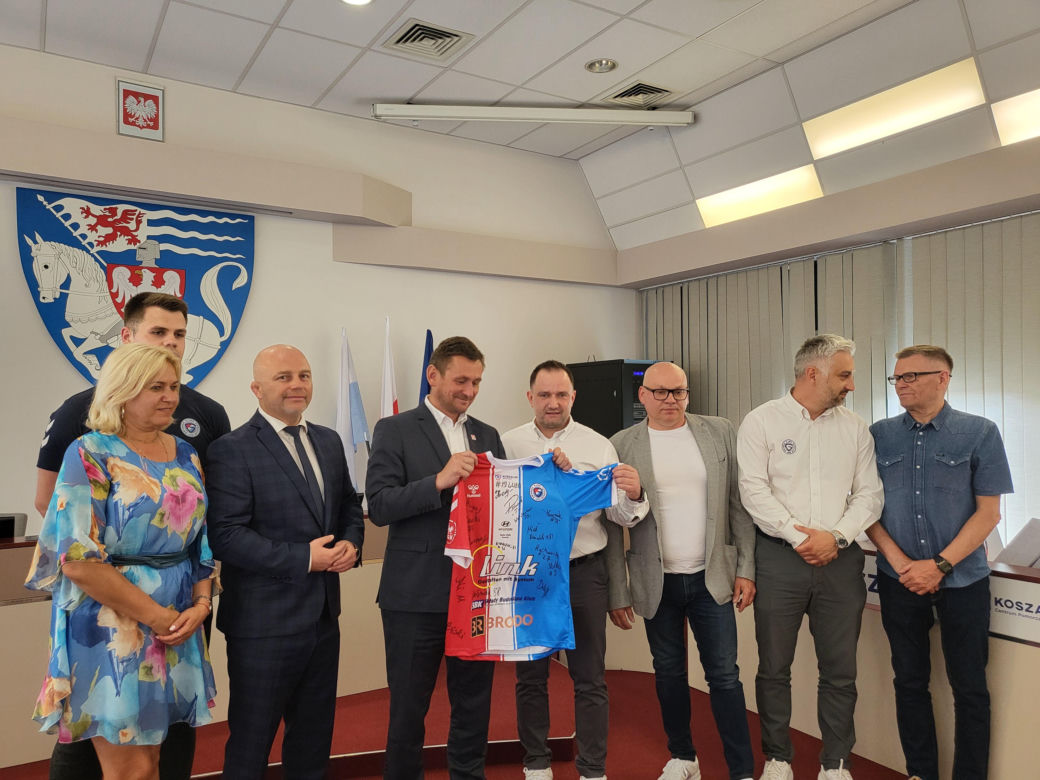 Koszulka z autografami dla prezydenta miasta - T. Sobieraja