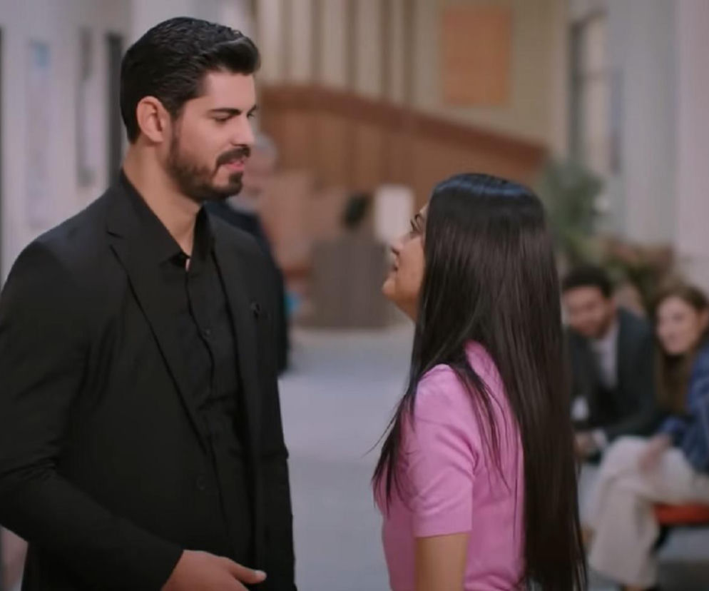 Cihan w czarnej koszuli i marynarce, z brodą, patrzy na Hancer w różowej bluzce i z długimi włosami, która uśmiecha się do niego. Scena miłosna bohaterów serialu „Panna młoda” po operacji Cemila, to kolejny emocjonujący moment, który można śledzić na portalu Super Seriale.