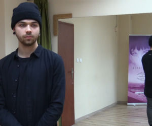Dominik z Wrocławia uczy dziewczyny jak chodzić na obcasach