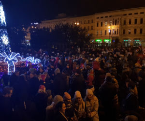 Magia świąt ogarnęła Bydgoszcz! Choinka na Placu Teatralnym zachwyca swoim pięknem!