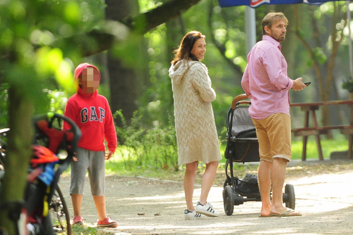 Katarzyna Glinka z rodziną na plaży w Kołobrzegu