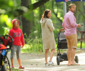Katarzyna Glinka z rodziną na plaży w Kołobrzegu