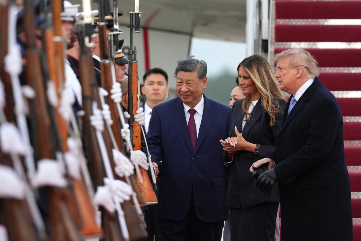 Przywódca Chin przyleciał do USA. Też przeszedł po czerwonym dywanie