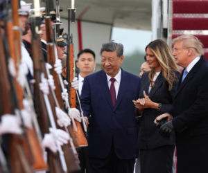 Przywódca Chin przyleciał do USA. Też przeszedł po czerwonym dywanie