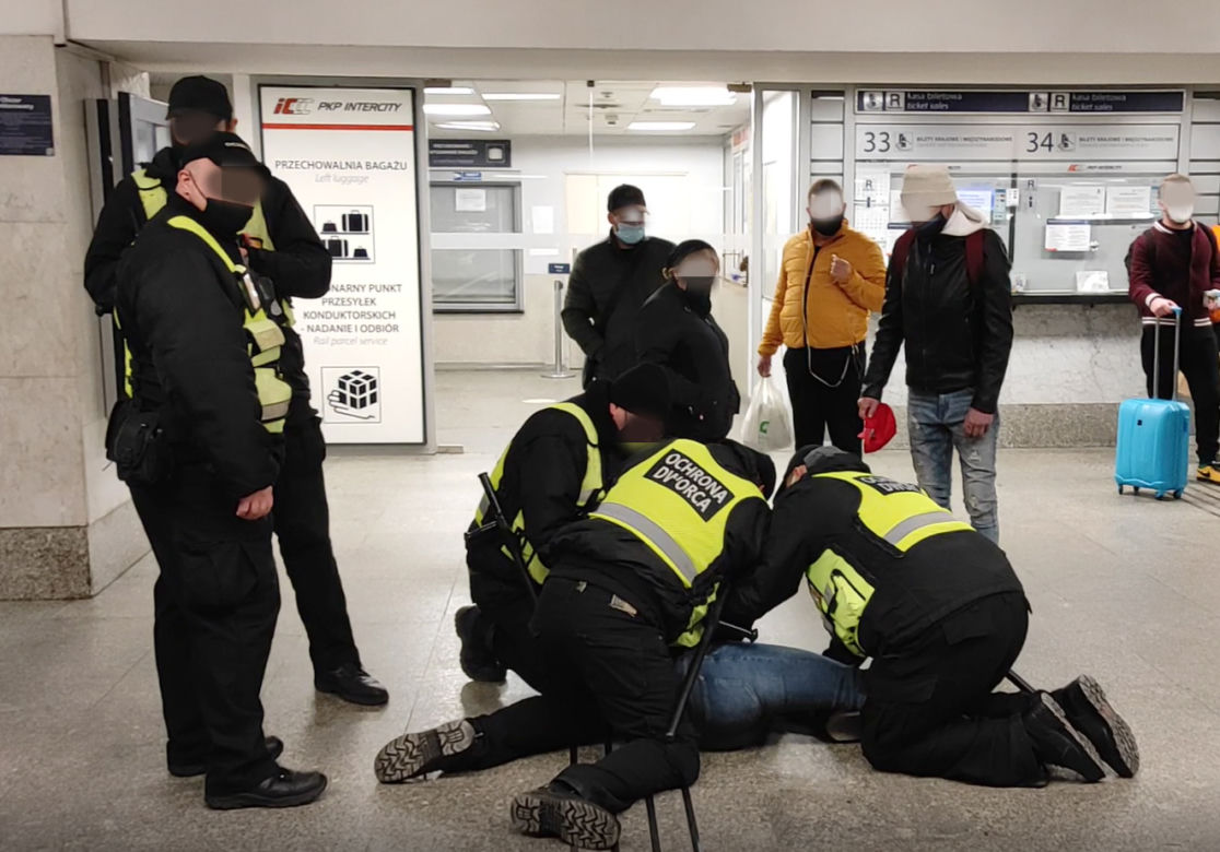 Warszawa. Bestialska interwencja ochrony na oczach policji [WIDEO]