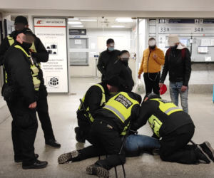 Warszawa. Bestialska interwencja ochrony na oczach policji [WIDEO]