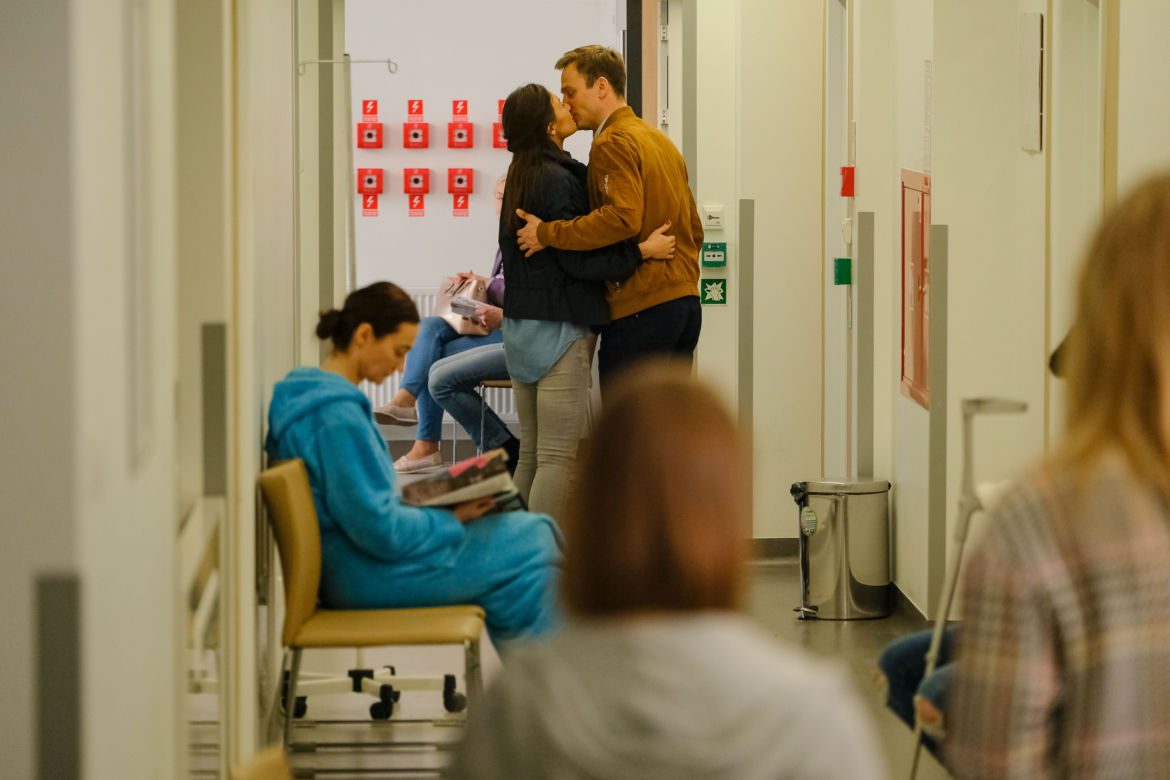 Przyjaciółki 14 sezon odc. 159. Maks (Mateusz Janicki) i jego narzeczona Agnieszka (Izabela Kała)