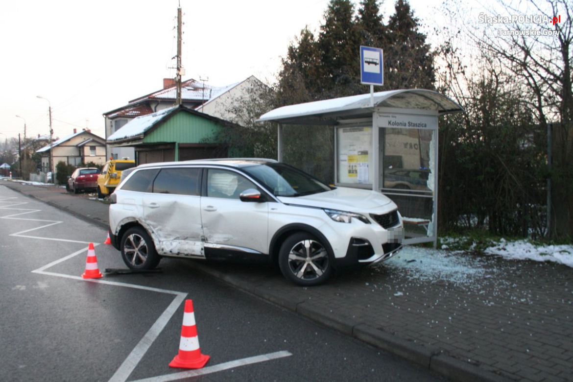 Tarnowskie Góry. Samochód wjechał w wiatę przystankową