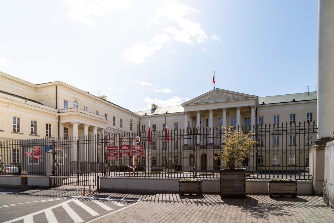 Tyle można zarobić w stołecznym ratuszu. Niektórzy mają wypłatę wyższą niż Trzaskowski!