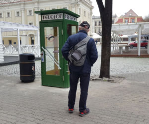 Przy wejściu na Rynek w Lesznie stanęła budka telefoniczna
