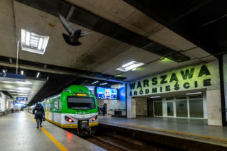 Poranne utrudnienia na kolei w Warszawie. Opóźnienia i odwołania w centrum