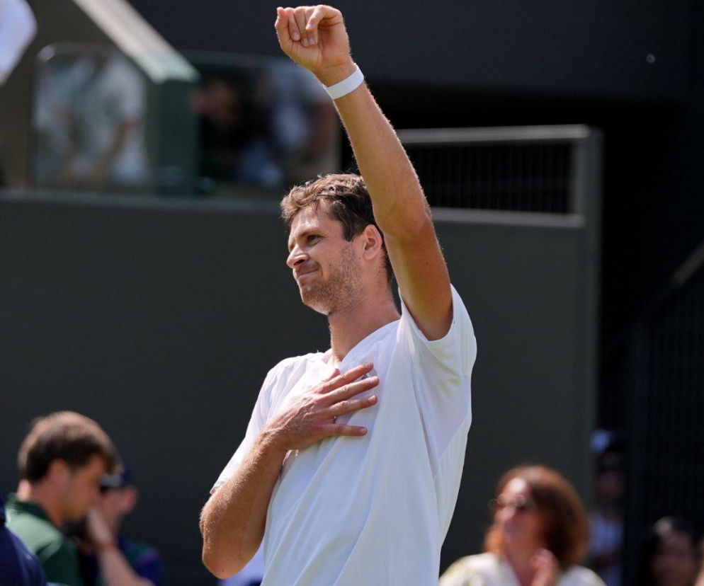 Tenisista Hubert Hurkacz z dłonią na piersi celebruje zwycięstwo na Wimbledonie. O meczu w 3. rundzie przeczytasz w SE Supersport.