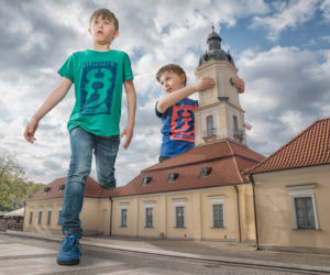 Białystok na świetnych grafikach Sławomira Gawryluka. Olbrzymy na Rynku Kościuszki, nożyce przecinające asfalt, kanał w centrum miasta