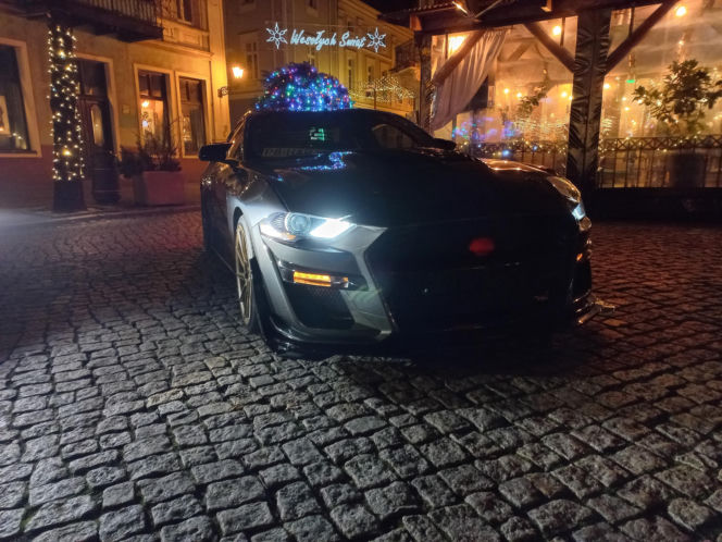 Świąteczny Zlot Amerykańskich Samochodów na Rynku w Lesznie