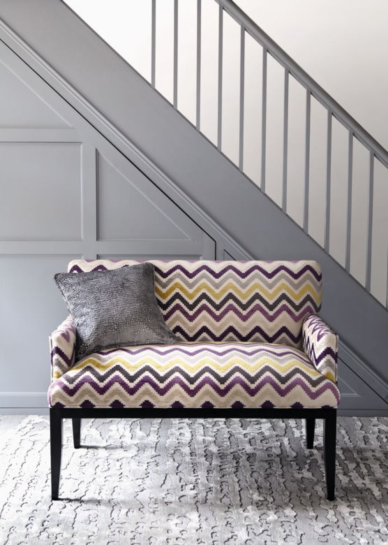 Sofa retro obita tkaniną w zygzaki