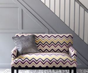 Sofa retro obita tkaniną w zygzaki