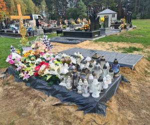 Grób rodziców z Przędzela, których zabił pijany kierowca zdobią białe aniołki [ZDJĘCIA]