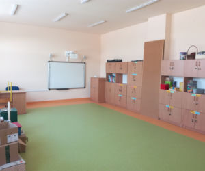 Jak wygląda rozbudowana część Szkoły Podstawowej w miejscowości Dąbrówka Stany przed zakupem wyposażenia?