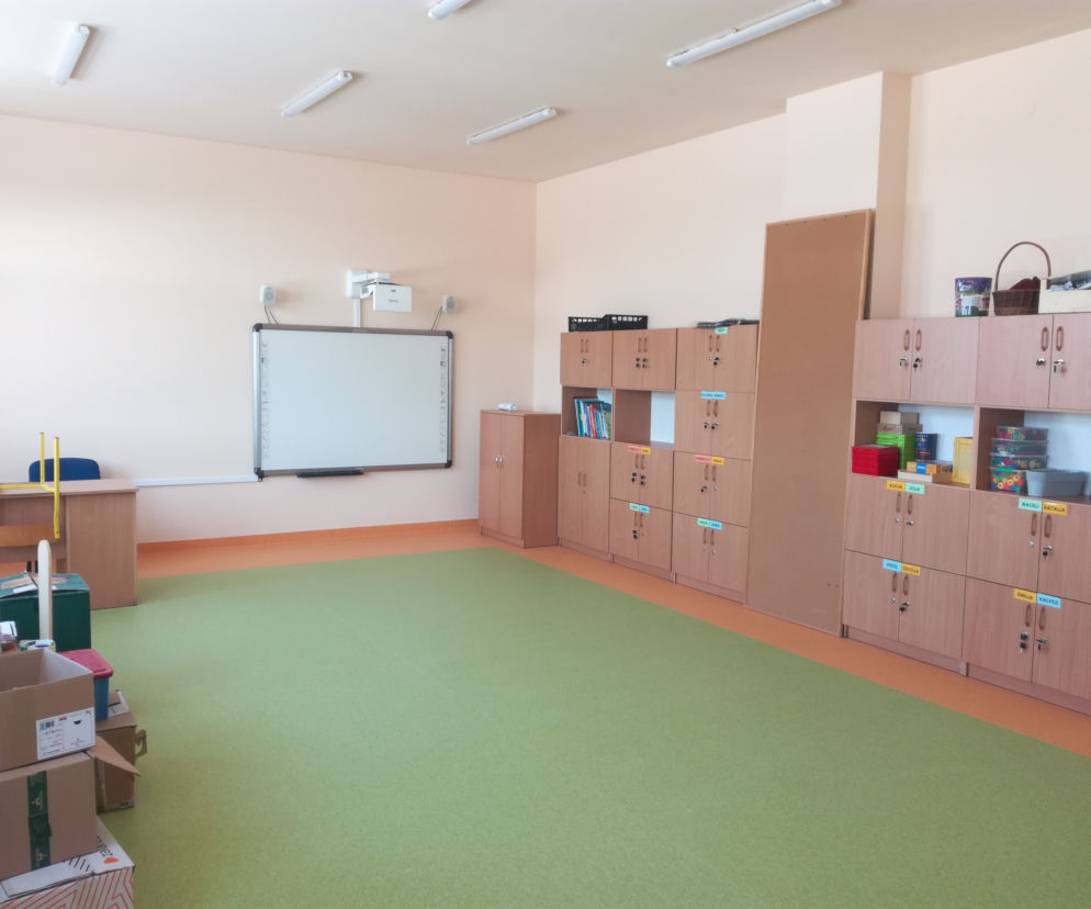 Jak wygląda rozbudowana część Szkoły Podstawowej w miejscowości Dąbrówka Stany przed zakupem wyposażenia?