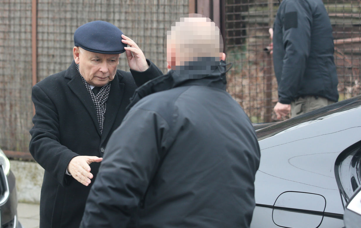 Jarosław Kaczyński jak co niedziela pojechał na mszę do kościoła św. Benona