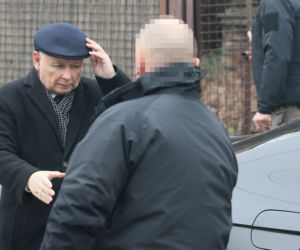 Jarosław Kaczyński jak co niedziela pojechał na mszę do kościoła św. Benona