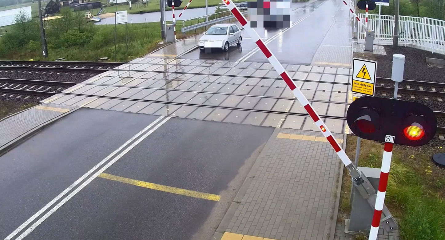 Ominął rogatkę i wjechał tuż przed pociąg! Szokujące zdarzenie pod Ostrowią Mazowiecką [ZDJĘCIA].
