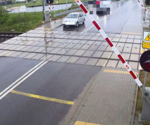 Ominął rogatkę i wjechał tuż przed pociąg! Szokujące zdarzenie pod Ostrowią Mazowiecką [ZDJĘCIA].