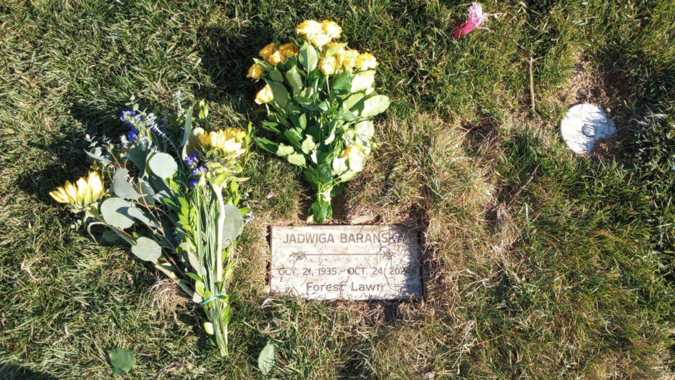 Jerzy Antczak na grobie Jadwigi Barańskiej