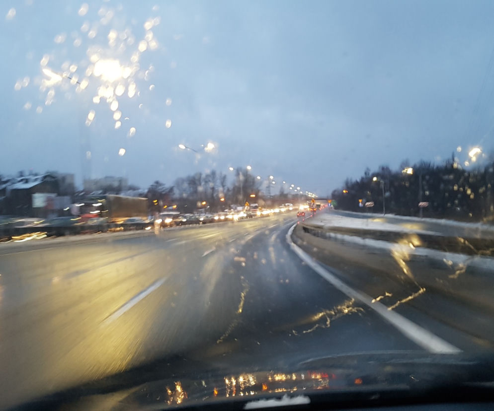 Katowice. Zderzenie ciężarówki z osobówką