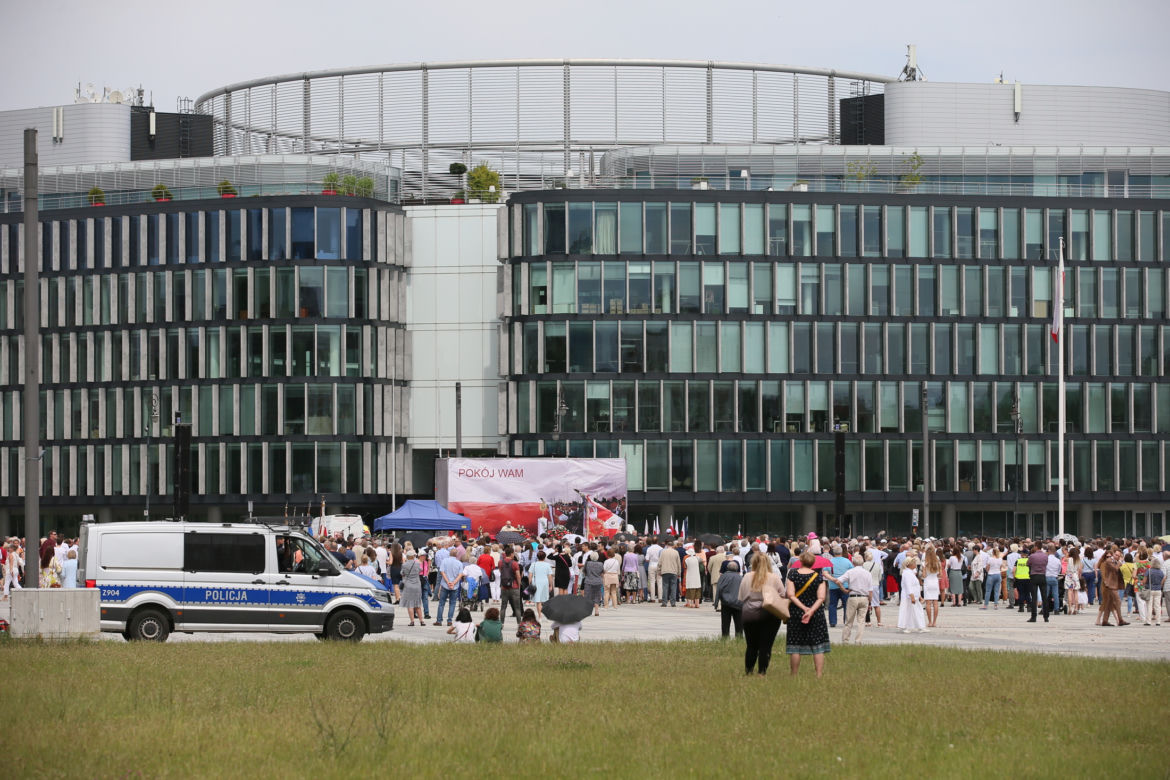 Centralna procesja Bożego Ciała w Warszawie. Ołtarze nawiązywały do wojny