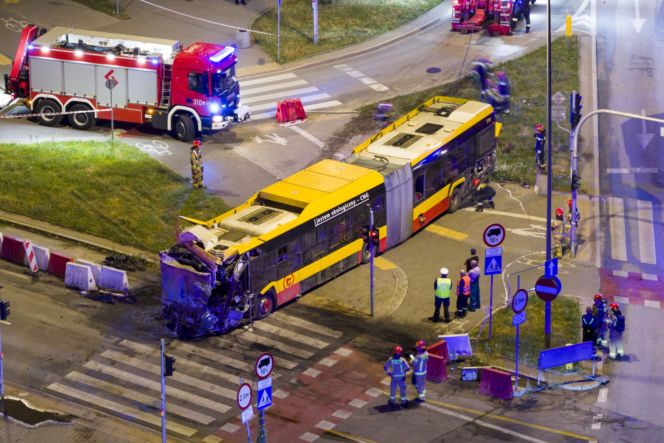 Autobus miejski wjechał w przejście podziemne przy Dworcu Zachodnim