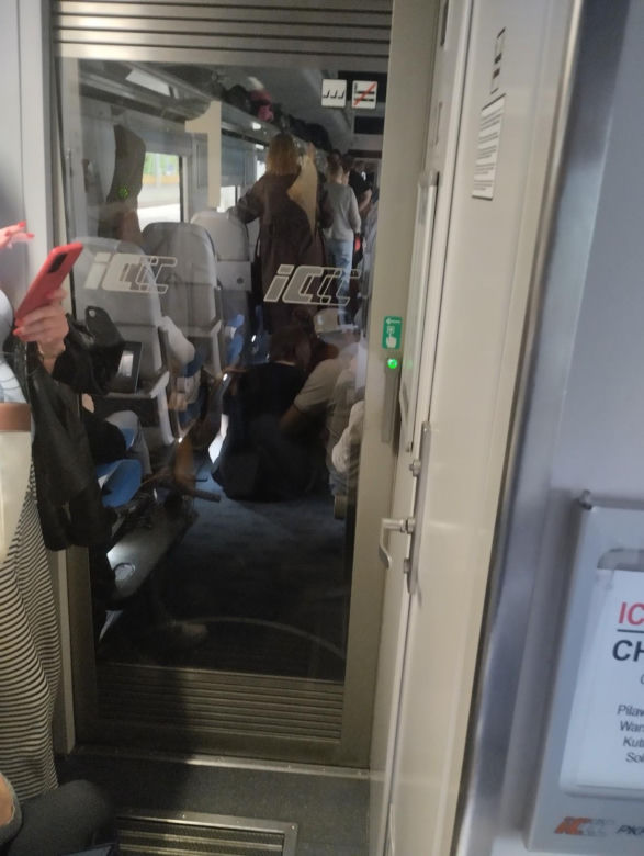 Tłok w pociągu PKP Intercity. W takich warunkach podróżował nasz czytelnik