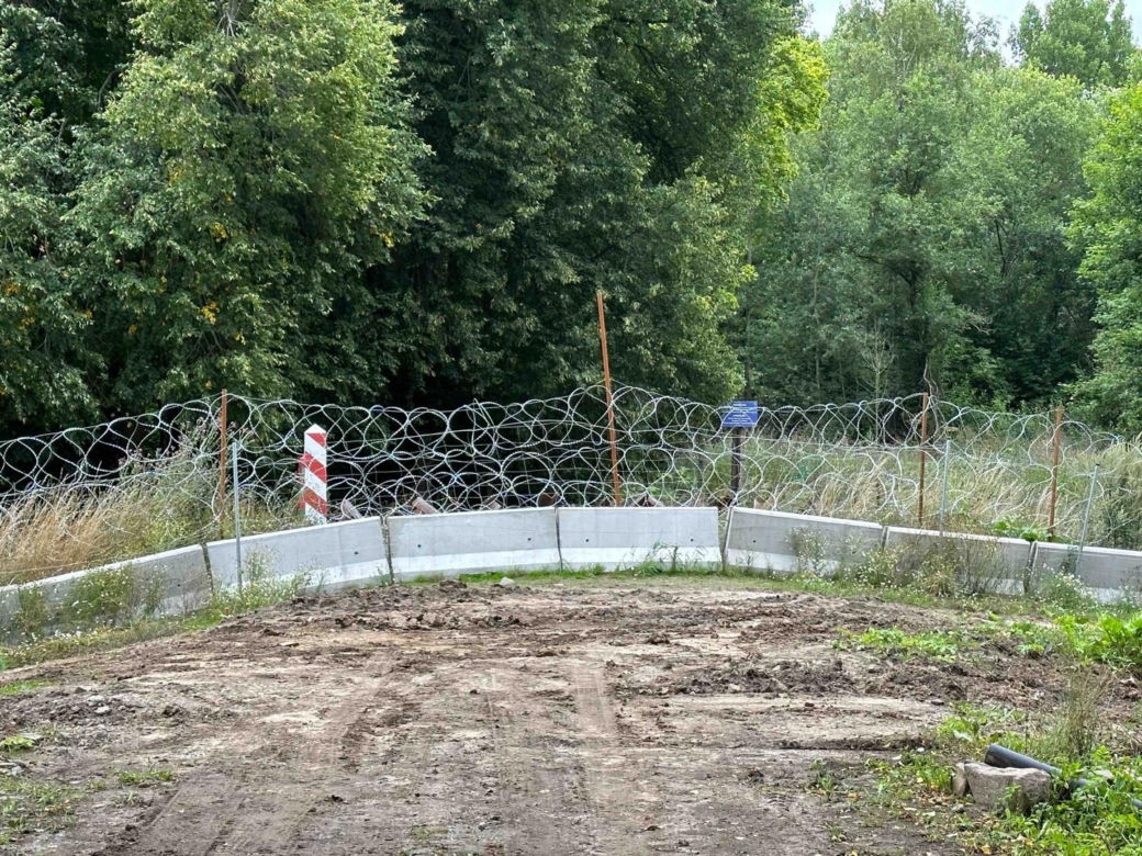 Zapora na granicy z Rosją ma być gotowa we wrześniu. Trwają testy