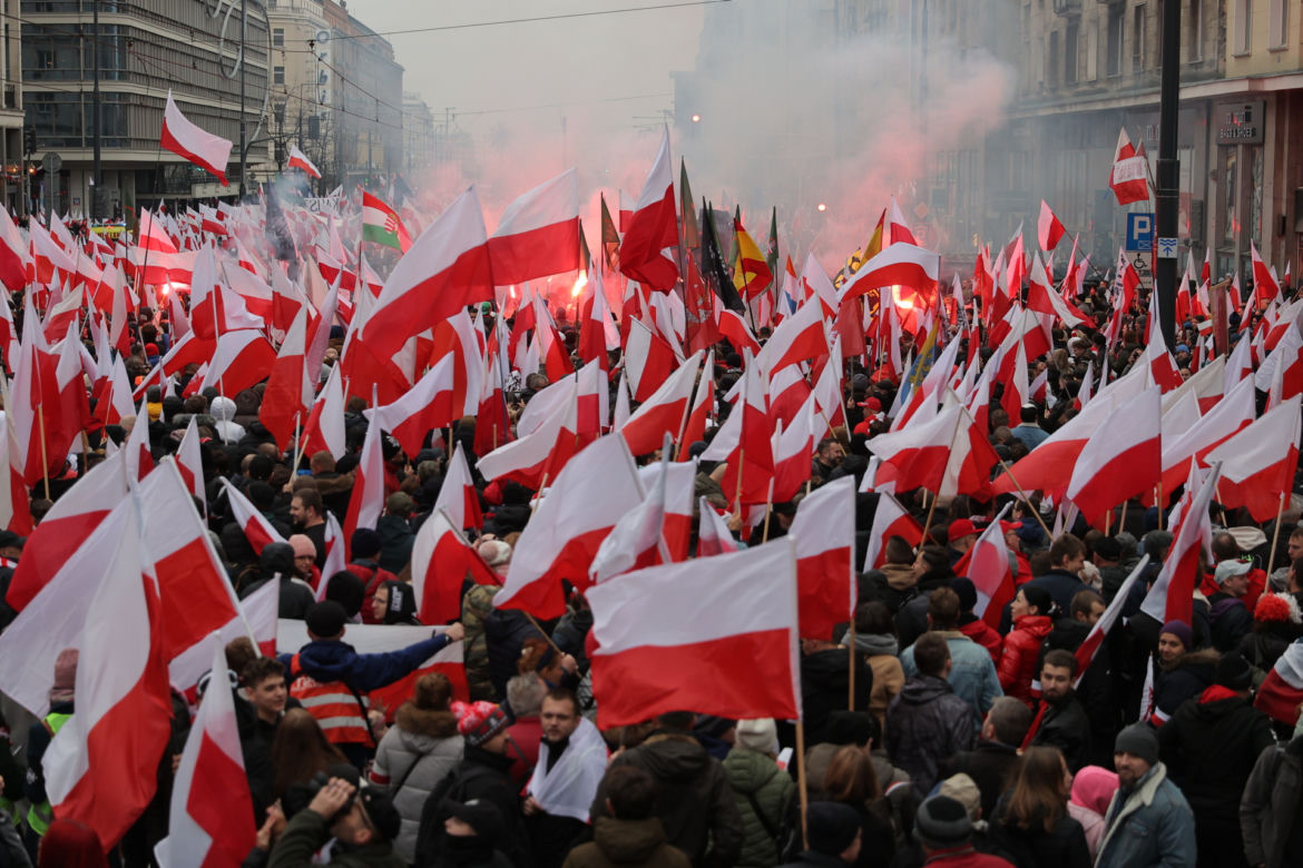 Morze flag na Marszu Niepodległości w Warszawie