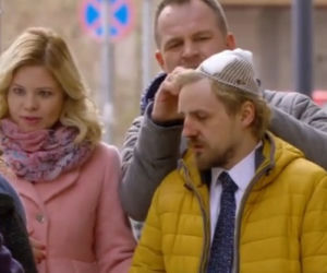 O mnie się nie martw 2 sezon odc. 13. Krzysiek Małecki (Paweł Domagała), Ewelinka (Ewelina Serafin), Jacek (Dawid Zawadzki)