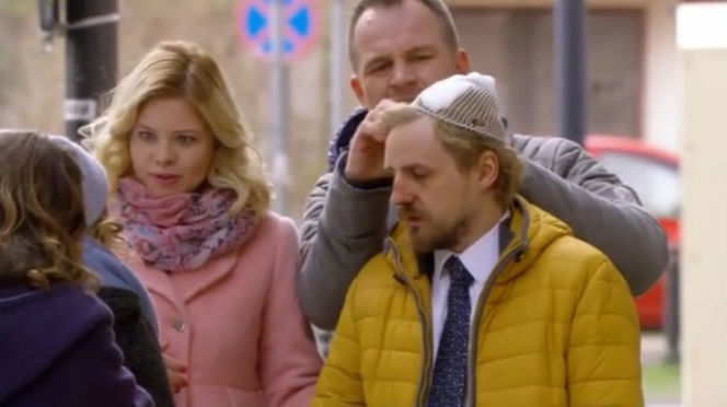 O mnie się nie martw 2 sezon odc. 13. Krzysiek Małecki (Paweł Domagała), Ewelinka (Ewelina Serafin), Jacek (Dawid Zawadzki)