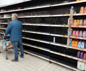 Koronawirus: Tłumy w warszawskich sklepach